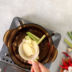 Đầu tiên, bắt nồi nước sôi cho vào nồi 10gr gừng lát, 10gr sả khúc, 2 muỗng canh giấm (để cho gân bò nhanh mềm), sau đó cho 500gr gân bò đã được sơ chế sạch vào nồi luộc 30 phút cho gân mềm, rồi với ra tô nước lạnh để giữ được độ giòn của gân, kế tiếp đem cắt thành miếng vừa ăn. Lưu ý: Có thể hầm bò bằng nồi áp suất để tiết kiệm thời gian.