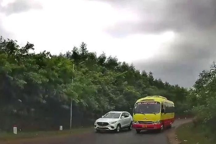 Clip: Tài xế xe buýt vượt ẩu trên đèo, bị phạt 5 triệu đồng - Báo Tiền Phong