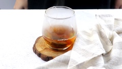 Cho 1 túi trà ô long vào ly thủy tinh, rót vào ít nước nóng, lắc nhẹ để rửa trà rồi đổ phần nước đó đi. Tiếp theo, rót vào ly 200ml nước nóng 80 – 90 độ C để hãm trà. Thời gian hãm trà ô long túi lọc là từ 3 – 5 phút. Sau đó, vớt bỏ túi trà là có được phần nước cốt trà thơm, màu sắc đẹp mắt.
