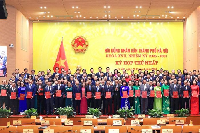 Trao giấy chứng nhận tư cách đại biểu HĐND Thành phố - Đài Phát thanh và truyền hình Hà Nội