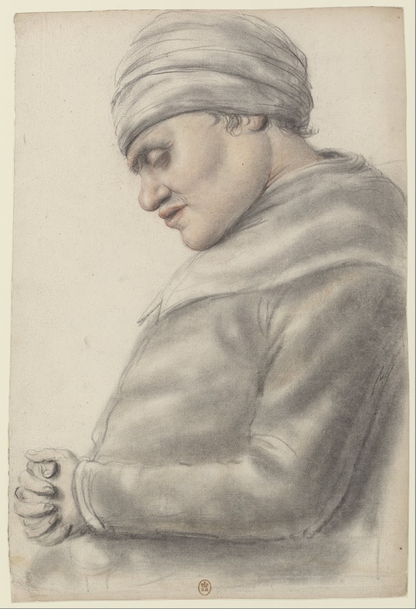 Femme de profil à gauche les mains jointes sur le ventre les yeux mi clos la têt