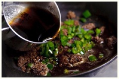 Tiếp theo, đổ khoảng 500 ml coca vào chảo đường đun sôi lên. Đun sôi cho nước cạn dần. Khi nước còn lại khoảng nửa chén thì tắt bếp.
