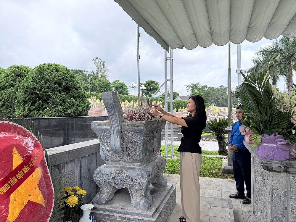Trường Đại học Tây Bắc dâng hương tưởng niệm các anh hùng Liệt sĩ tại tỉnh Điện Biên