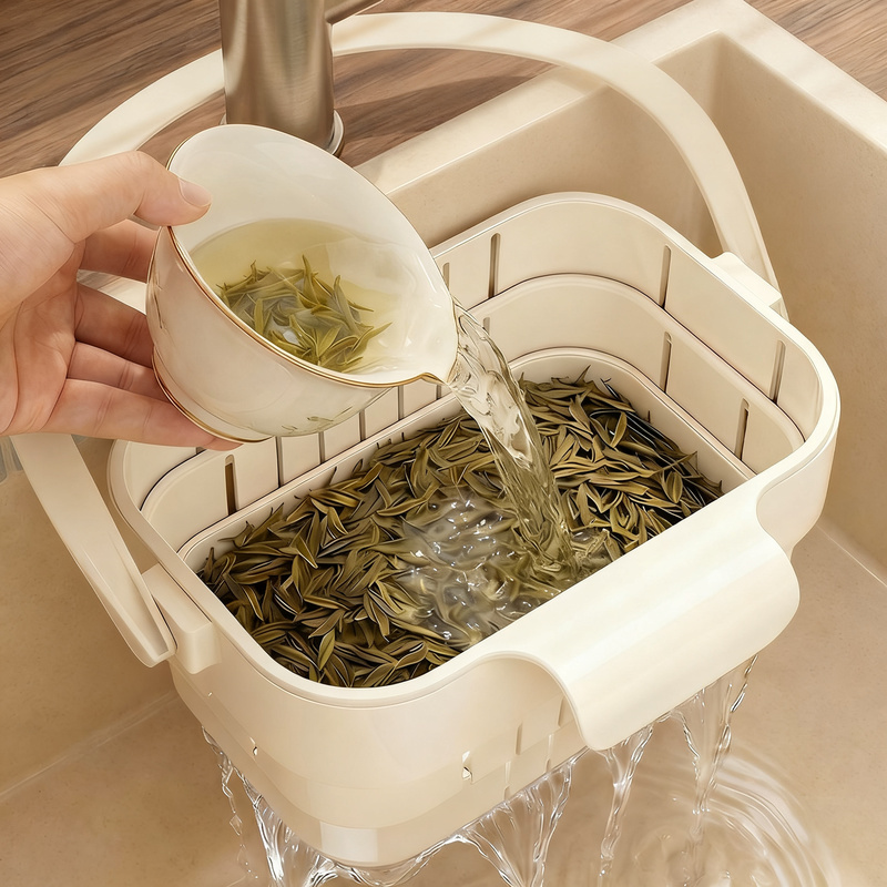Collapsible draining basket for the sink