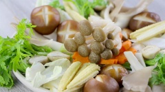 Nấm đông cô cắt bỏ chân, tỉa hoa cho đẹp. Nấm kim châm bỏ gốc, cắt làm đôi. Nầm đùi gà bỏ gốc, cắt miếng nhỏ. Nấm rơm gọt bỏ gốc, cắt làm đôi. Nấm bào ngư cắt hoặc tước nhỏ. Nấm linh chi nâu cắt bỏ gốc. Ngâm các loại nấm trong nước muối loãng khoảng 15 - 20 phút để khử mùi. Rau tần ô nhặt bỏ gốc, rửa sạch. Cải thảo cắt khúc, rửa sạch. Hoàn chỉnh dĩa rau lẩu với các loại nấm, rau tần ô và cải thảo.