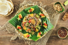 Gỏi bò bóp thấu thành phẩm siêu hấp dẫn, với hương vị chua ngọt cùng thịt bò mềm, thơm ngon, cực hấp dẫn. Thịt bò được ướp vừa phải xào vừa chín tới nên vẫn giữ được sự mềm ngọt tự nhiên, các loại rau củ tập trung đầy đủ hương vị chua chát ngọt bùi, thêm chút cay the của ớt khiến tất cả mọi giác quan đều được thoả mãn.