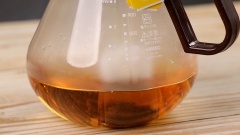 Ngâm 2 gói trà Lipton với 180ml nước sôi trong vòng 15 phút, nếu bạn thích mùi trà nhạt hơn, bạn có thể sử dụng một gói. Sau đó bạn nên lấy gói trà ra khỏi ấm, không nên ngâm quá lâu gây đắng chát cho trà.