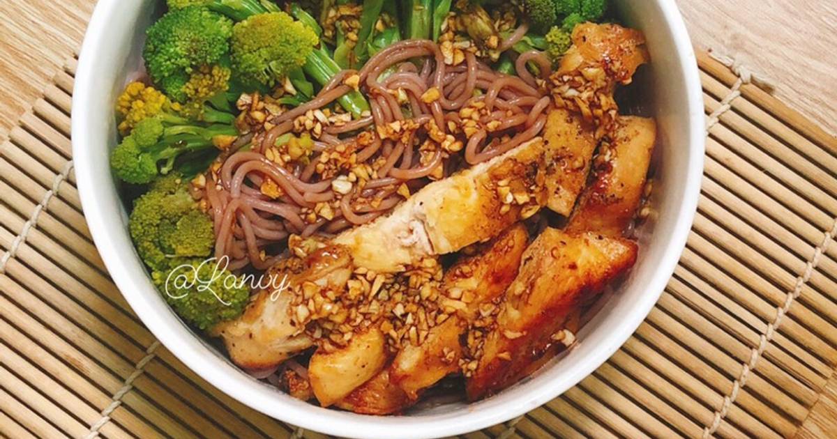 Bún trộn eatclean (ức gà + súp lơ)