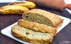 Bánh chín, lấy bánh ra, cắt thành từng miếng vừa ăn là bạn đã có ngay món bánh mì chuối để chiêu đãi cả nhà rồi!