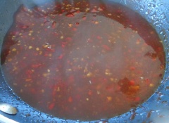 Cho vào nồi gồm 1 muỗng canh nước cốt me, 2 muỗng canh đường, 2 muỗng canh nước mắm, 1 muỗng canh ớt tỏi băm, 1 muỗng canh dầu hào, nấu nhỏ lửa cho nước sốt hơi sánh thì cho các loại rau củ cắt nhỏ phía trên cùng trứng cút chiên vào nhẹ nhàng đảo đều 2-3 phút là tắt bếp.