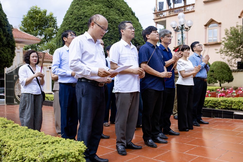 Trường Đại học Tây Bắc thành kính dâng hương tưởng nhớ, tri ân các anh hùng, liệt sĩ