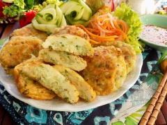 Bày trí ra đĩa, chấm cùng nước mắm chua ngọt, ăn kèm với rau sống, dưa leo, ... Chả cốm dẹp là món ăn giản dị và khá gần gũi với người Việt. cốm dẹp rửa sạch, xay nhuyễn cùng thịt heo, giò sống, trứng gà, hành tím, hành tây, gia vị, ... nặn thành miếng dẹp, chiên chín vàng đều.