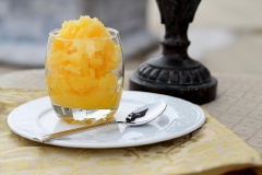 Sorbet cam chua chua ngọt ngọt, ăn rất ngon mà lại không hề ngán, chắc chắn sẽ làm hài lòng tất cả mọi thành viên trong gia đình bạn.