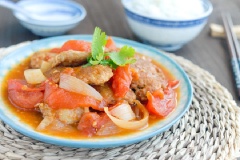 Món thịt heo sốt quen thuộc chỉ cần 1 chút biến tấu đã trở nên lạ miệng và thơm ngon hơn nhiều. Múc thịt heo ra đĩa dùng nóng cùng cơm trắng rất ngon.
