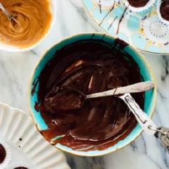 Bơ đậu phộng bạn đem tor65n đều với mật ong. Chocolate cho vào lò vi sóng hoặc đun cách thủy cho tan chảy. Múc 1 muỗng chocolate vào khuôn cupcake, tiếp theo múc bơ đậu phộng vào, phủ lớp cuối cùng bằng chocolate vào cho bánh vào tủ lạnh.