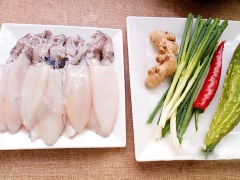 Mực làm sạch, rửa với nước pha rượu trắng để khử mùi tanh rồi để ráo. Hành lá cắt khúc 4-5cm, gừng gọt vỏ rửa sạch thái chỉ, 1 quả ớt sừng cắt lát mỏng.