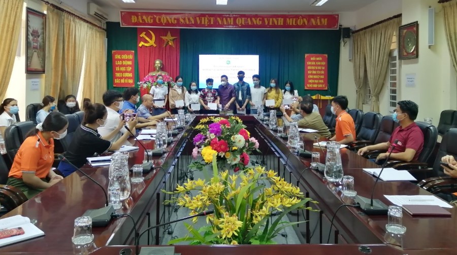 Ban liên lạc quân tình nguyện và chuyên gia quân sự Việt Nam tại Lào tỉnh Sơn La trao quà hỗ trợ các em Lưu học sinh Lào tại Trường Đại học Tây Bắc