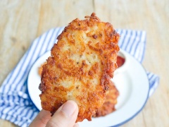 Cho bánh khoai tây ra ngoài đĩa để ráo dầu và thưởng thức cùng tương ớt, tương cà đều ngon nha. Bảo đảm thử 1 lần sẽ nghiện luôn đấy.