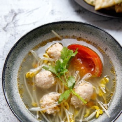 Canh thịt viên giá đỗ cà chua thơm ngon, thanh mát, tốt cho cơ với hương vị chua chua, nhẹ nhàng lắm đấy. Bạn hãy lưu lại công thức và nấu cho mọi người trong nhà cùng thưởng thức nhé.