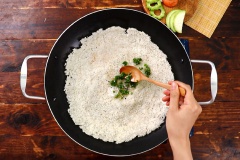 Làm cơm cháy: Cho 50gr hành lá cắt nhỏ vào chén, đun nóng nước mỡ sau đó đổ vào chén hành. Bắt chảo chống dính lên bếp, cho 1 tô cơm nguội vào chảo dùng vá chải đều cơm cho đến khi có độ mỏng vừa ý, để khoảng 15 phút rồi đổ đều 50ml nước cốt dừa vào cơm cháy. Sau đó, để lửa nhỏ đến khi cơm giòn vàng đều thì tắt bếp. Cho mỡ hành lên trên rồi gập đôi cơm cháy lại.
