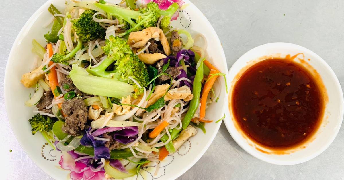 Bún gạo lứt xào bò, rau củ quả keto