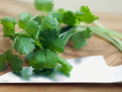 Hành lá, rau mùi nhặt, rửa sạch, cắt thành khúc như hình.