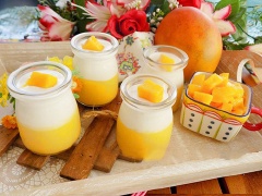Sau đó cho panna cotta xoài vào ngăn mát tủ lạnh vài tiếng trước khi ăn. Panna cotta vị xoài mát lạnh, mềm ngọt, thơm thoang thoảng rất dễ chịu. Đặc việt, món tráng miệng có 2 lớp màu vàng và trắng đặc trưng trông bắt mắt.