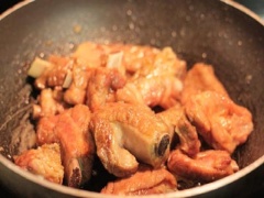 Làm nóng 2 muỗng canh dầu ăn trong chảo, cho sườn non đã ướp vào, đảo đều 10 phút