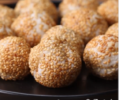 Bánh chín thì cho ra đĩa và thưởng thức. Bánh Takoyaki ngọt nhân đậu đỏ ăn nóng thì sẽ ngon hơn, bánh dẻo hơn nhiều nhé. Chúc bạn thành công.
