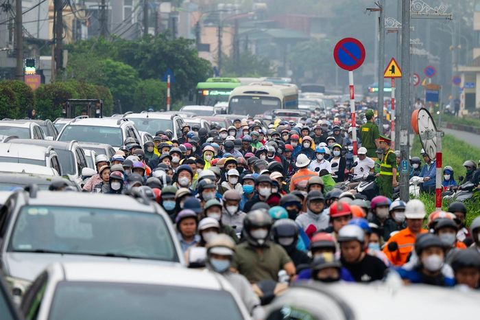 Ùn tắc giao thông sau khi cấm xe qua cầu Long Biên - Đài Phát thanh và truyền hình Hà Nội