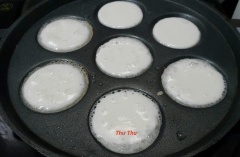 Cách làm bánh bò cốt dừa nướng chảo: Lược lại qua rây để loại bỏ xác cơm rượu. Làm nóng chảo, quét 1 lớp mỏng dầu dừa lên khuôn, đổ bột bánh bò đã ủ vào khuôn, đậy nắp khoảng 8-10 phút là bánh chín.