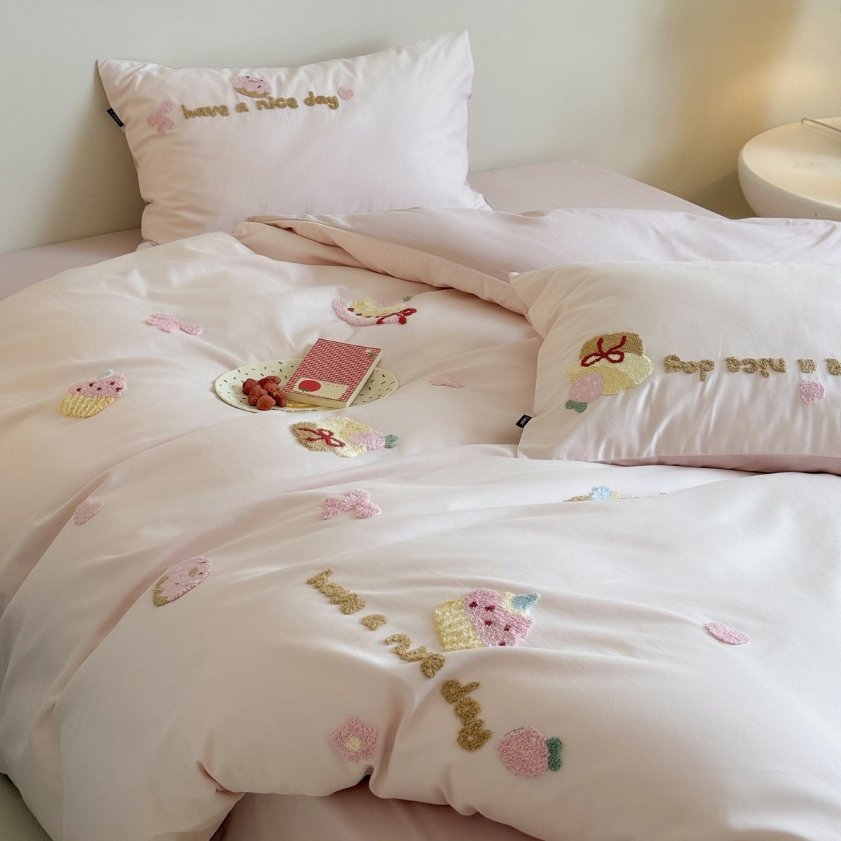 Cotton bedding set with cartoon design for girls