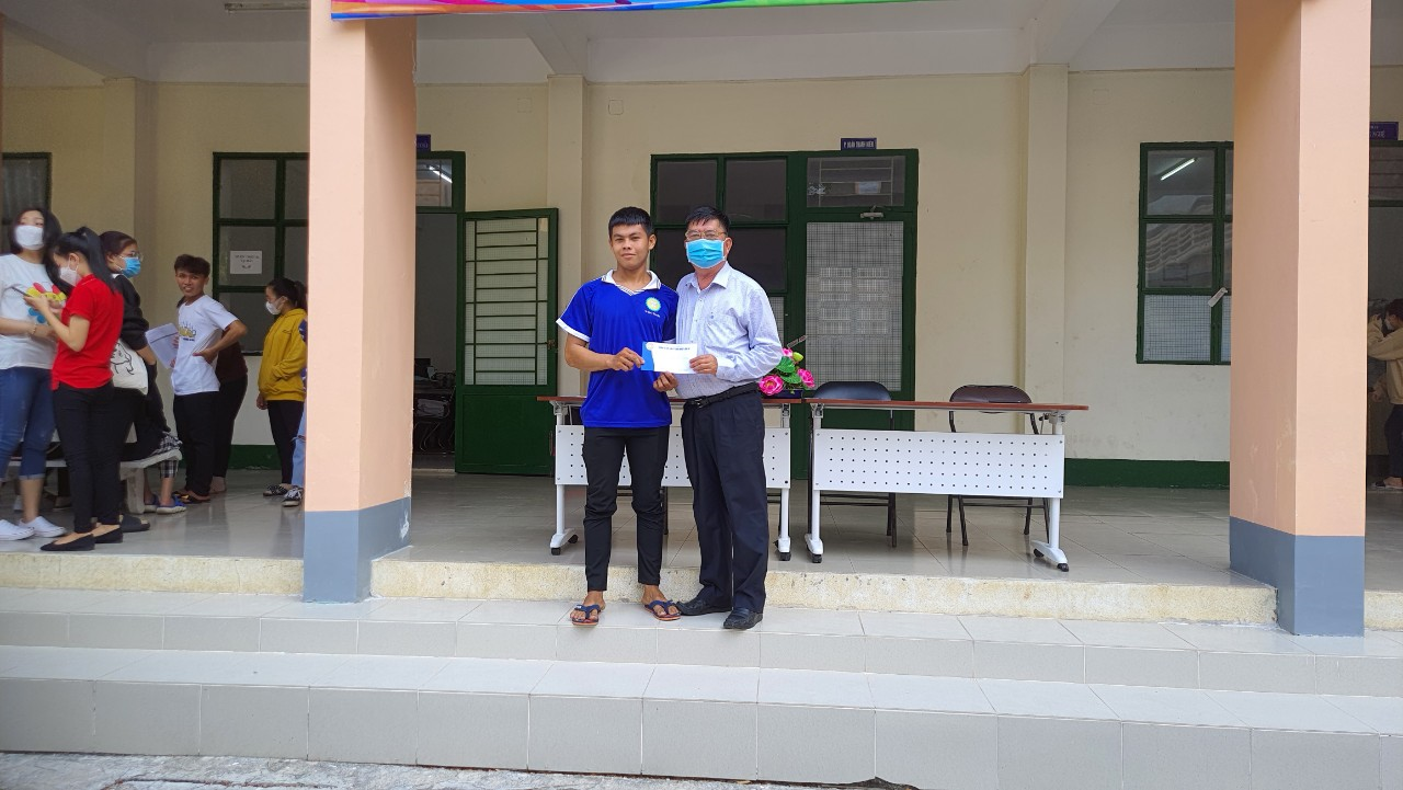GS-TS Trương Quang Vinh trao Giải nhất nam cho vận động viên Trương Ngọc Huỳnh 20KT