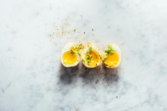 Khi ăn, bạn cắt trứng ra làm đôi và dùng chung với mì nhé. Ở ngoài lòng trắng có một màu nâu nhạt của nước tương với vị mặn mặn ngọt ngọt, ở trong lòng đào dẻo dẻo béo béo vô cùng quyến rũ!