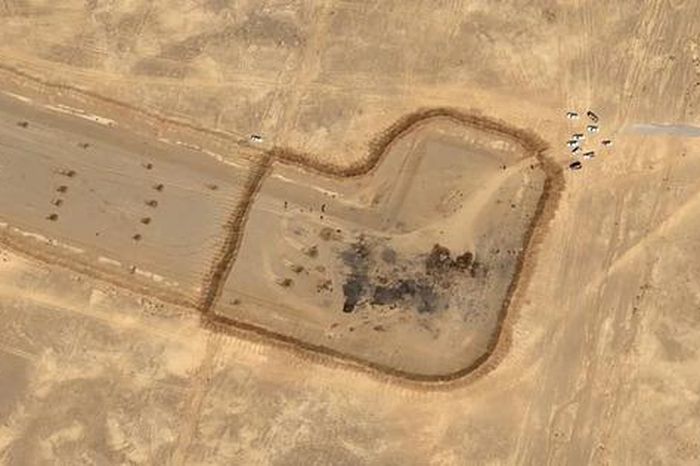 Ảnh vệ tinh hé lộ tàn tích máy bay Mỹ tại đường băng hẻo lánh ở Iran - Báo Người Lao Động