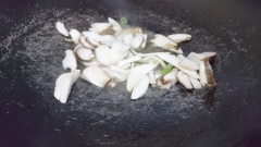 Phở khô ngâm nở rồi vớt ra rổ cho ráo. Bắc chảo với 2 muỗng canh dầu ăn cho ba rô cắt nhỏ lên phi thơm, cho nấm đùi gà lên xào với 1/2 muỗng cà phê hạt nêm chay knorr nấm hương, rồi cho đậu cô ve cà rốt lên xào sơ, tiếp tục cho cọng phở khô lên, nêm thêm 1/2 muỗng cà phê hạt nêm chay, 1 muỗng canh nước tương, xíu bột ngọt, xào liên tục cho cọng phở chín và thấm gia vị, nêm nếm lại cho vừa ăn, thêm xíu tiêu, boa rô cắt nhỏ cho thơm.
