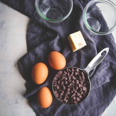 Đánh tan trứng gà bông cho đến khi dày lên gấp đôi. Cho chocolate và bơ trộn đều, đặt vào lò viba quay trong 30 giây cho tan chảy, nếu bạn còn thấy lợn cợn, trộn đều rồi lại cho vào quay tiếp nhé, chú ý không quá lửa nha.