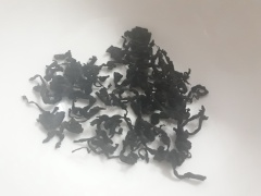 Gọt vỏ mướp, bổ dọc rồi cắt làm đôi. Ngâm rong biển với nước nóng, cắt nhỏ rong biển nếu bạn thấy hơi to nhé