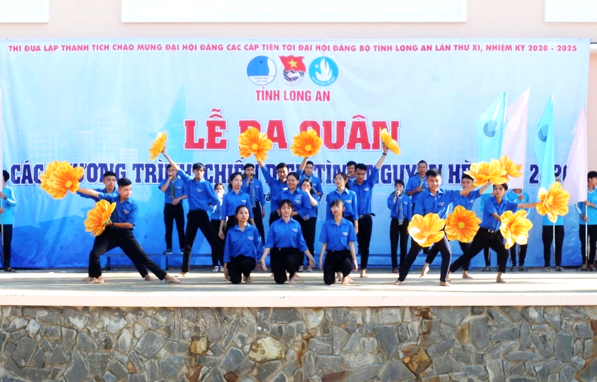 Tiết mục sôi động của Đội Văn nghệ xung kích