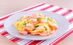Tắt bếp, rắc hành lá vào. Bày món ăn ra đĩa và dùng với cơm nóng nhé!