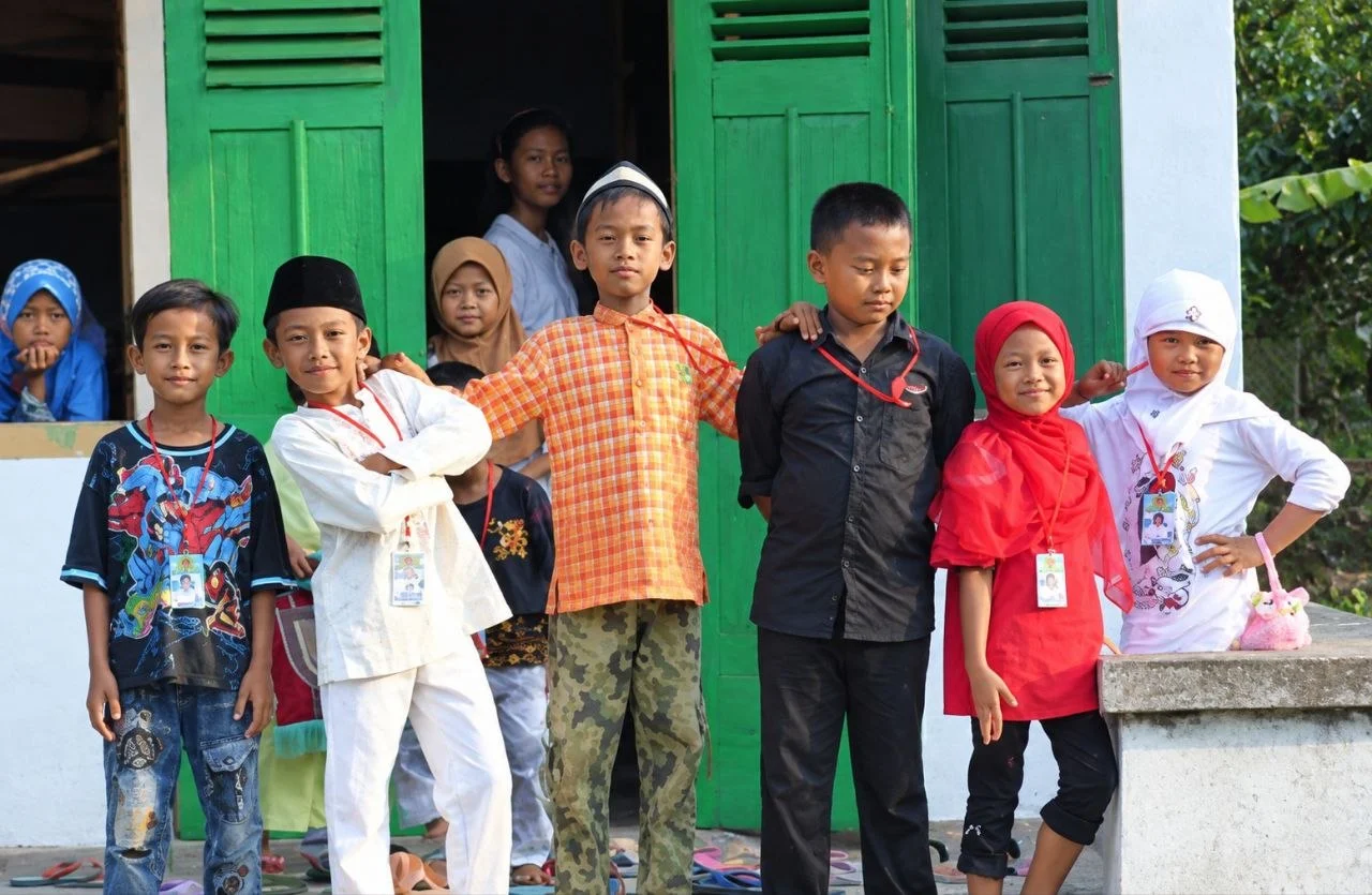Literasi Sederhana di Bawah Gubuk Tua