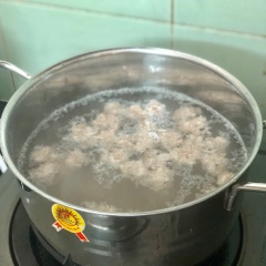 Cho 1/2 nồi nước đun sôi, nước sôi vi viên thịt băm nhỏ cho vào nồi nước nấu để lấy nước canh ngọt. Nhớ hớt bỏ bọt trên mặt nước khi sôi để nước canh trong hơn.