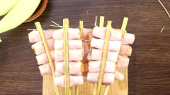 Bánh phở cuốn mua về cắt thành miếng chữ nhật kích thước khoảng 7x4cm. Cho nhân vào trong bánh phở, cuộn lại chặt tay. Chú ý cho nhân vừa phải để khi cuốn không bị rớt ra ngoài. Chả khi cuộn xong đem kẹp vào vỉ tre, để nướng được nhiều hơn.