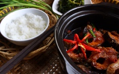 Dọn cả nồi cá lóc kho tộ ra mâm cơm. Vì nồi cá kho tộ rất nóng nên đặt lên một chiếc đĩa để dễ di chuyển nhé. Bày trí đẹp mắt và thưởng thức cá lóc kho tộ với cơm thôi nào. Những ngày mưa rả rít, cả nhà quây quần bên mâm cơm gia đình với món cá lóc kho tộ bùi béo, mặn ngọt, cay thơm đậm đà thì ấm lòng hết biết nhé.