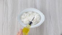 Đun nước sôi, cho 2 loại bún gạo vào luộc riêng 3 phút rồi vớt ráo nước. Rưới vào bún gạo 1/2 muỗng canh dầu ăn rồi trộn đều để những sợi bún không dính vào nhau.