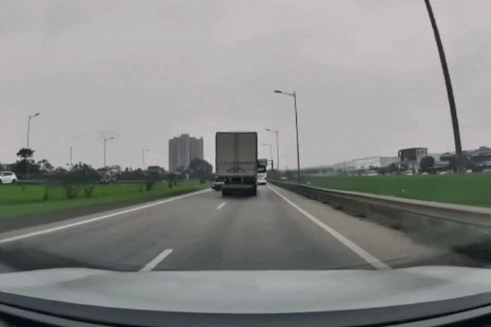 Clip: Xe tải húc đuôi làm ô tô con văng lên dải phân cách - Báo Tiền Phong