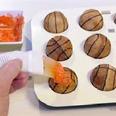 Với công thức bánh Pizza Calzone này, bạn sẽ trang trí chúng như những quả bóng rổ nhé! Để trang trí bánh pizza, bạn dùng bút màu thực phẩm màu đen vẽ những đường viền màu đen lên bánh để làm các lằn quả bóng rổ, sẽ đặc biệt lắm đó. Để làm cho bánh có màu cam, bạn trộn đều bơ với màu thực phẩm cam với nhau, sau đó phết bơ lên toàn bộ các viên bánh là hoàn thành.