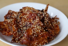 Trong những chiều tối cuối tuần gặp mặt bạn bè với nhau rồi cùng nhau nhâm nhi món khô mực một nắng rim thì đúng là không còn gì bằng. Món này khá đơn giản đúng không nào? Chỉ với vài bước là bạn đã có ngay một món ăn trên cả tuyệt vời rồi.