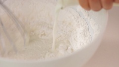 Cho bột gạo, đường xay, bột ngô vào âu trộn đều. Sau đó cho sữa tươi vào cùng với dầu ăn, khuấy cho đến khi hỗn hợp mịn mượt.