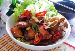 Vịt kho bia béo thơm với thịt vịt dai ngấm đều gia vị tẩm ướp và không còn mùi hôi khó chịu. Thích hợp cho các bữa cơm gia đình, giúp đổi mới ngay khẩu vị cho cả nhà.